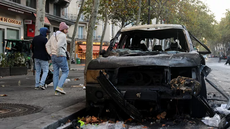 Luftë guerile në Francë  Mbi 1800 të arrestuar  një person humb jetën gjatë protestave  1 500 dyqane të plaçkitura
